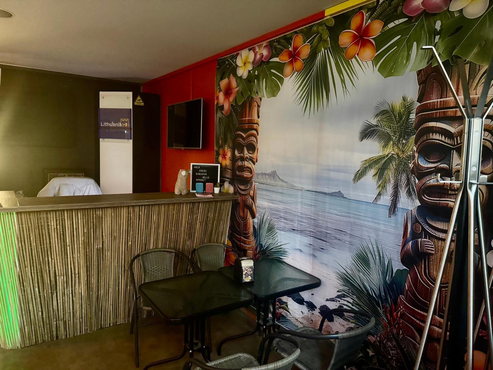 Tiki Taka Hostel & Pub VNO Extérieur photo